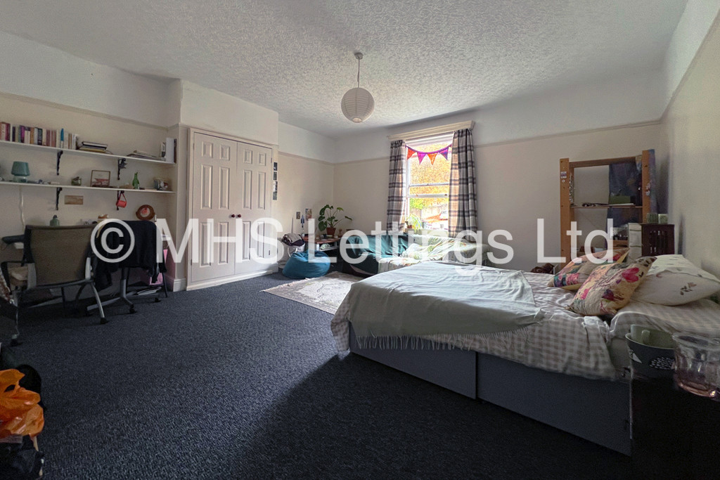 Photo of 7 Bedroom End Terraced House in 44 Headingley Lane, Leeds, LS6 2EB