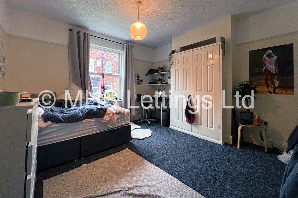 Photo of 7 Bedroom End Terraced House in 44 Headingley Lane, Leeds, LS6 2EB