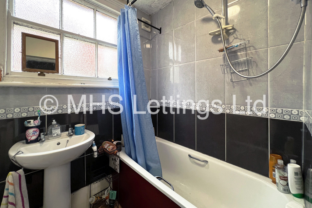 Photo of 7 Bedroom End Terraced House in 44 Headingley Lane, Leeds, LS6 2EB