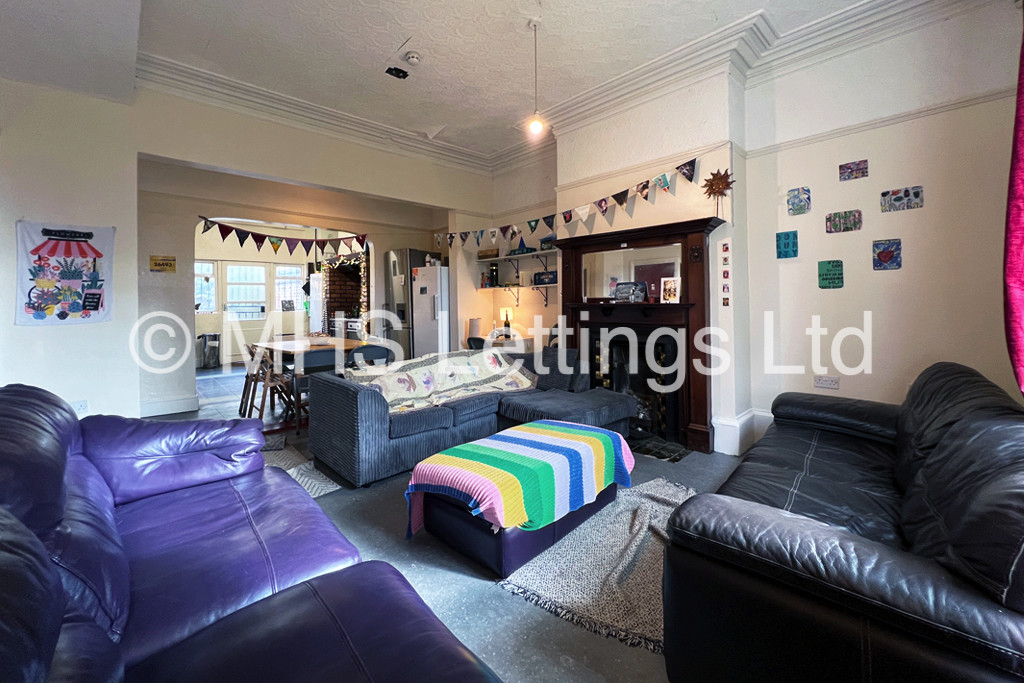Photo of 7 Bedroom End Terraced House in 44 Headingley Lane, Leeds, LS6 2EB