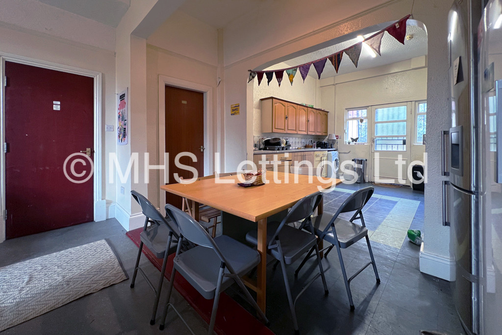 Photo of 7 Bedroom End Terraced House in 44 Headingley Lane, Leeds, LS6 2EB