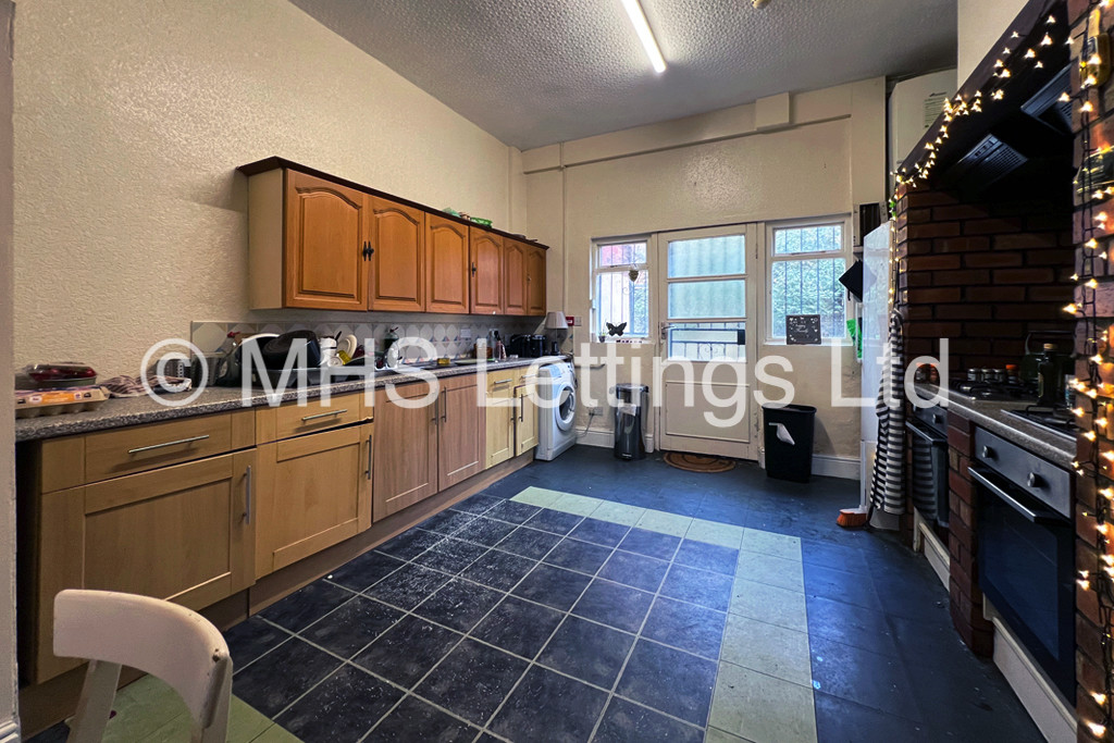 Photo of 7 Bedroom End Terraced House in 44 Headingley Lane, Leeds, LS6 2EB