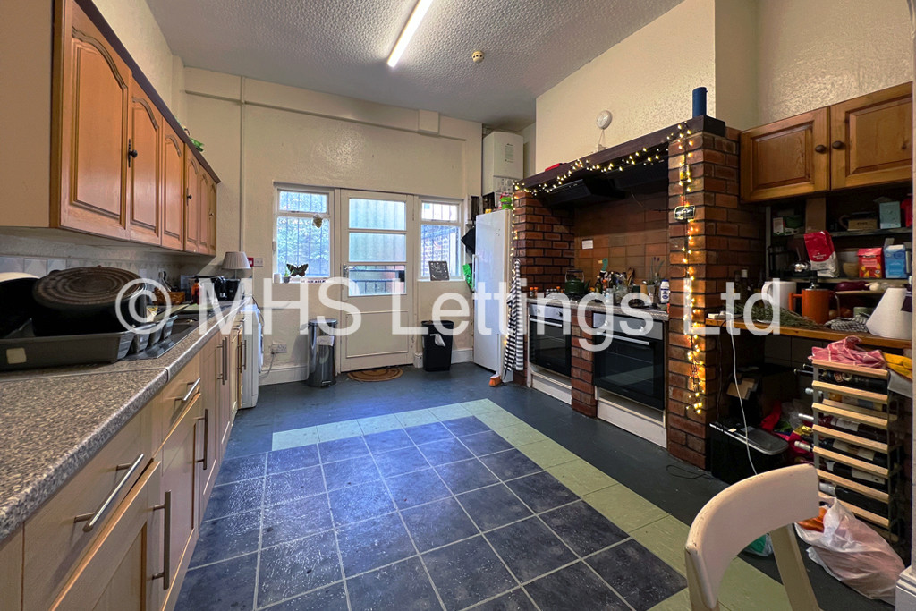 Photo of 7 Bedroom End Terraced House in 44 Headingley Lane, Leeds, LS6 2EB