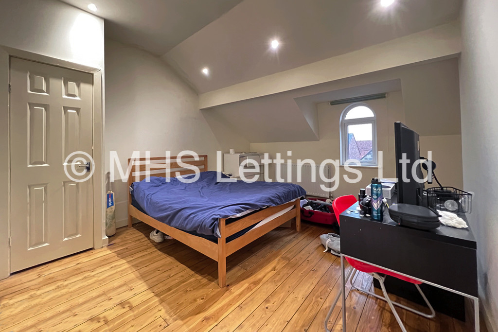 Photo of 6 Bedroom Mid Terraced House in 32 Bennett Road, Leeds, LS6 3HN