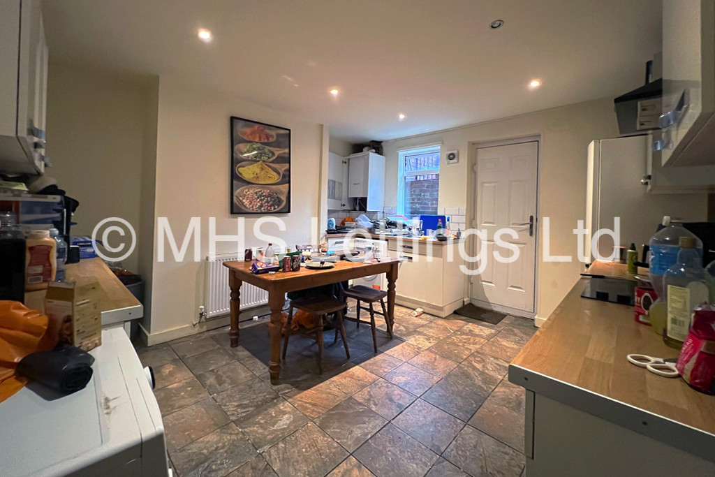 Photo of 6 Bedroom Mid Terraced House in 32 Bennett Road, Leeds, LS6 3HN