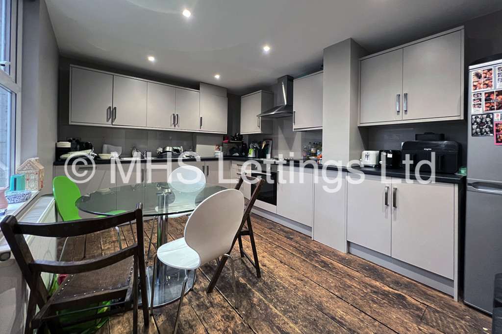 Photo of 5 Bedroom Semi-Detached House in 5 St. Michaels Terrace, Leeds, LS6 3BQ