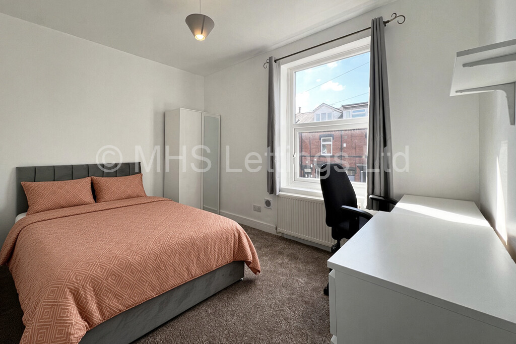Photo of 5 Bedroom Mid Terraced House in 22 Ashville Avenue, Leeds, LS6 1LX
