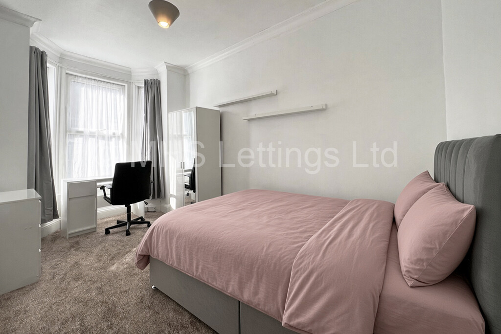 Photo of 5 Bedroom Mid Terraced House in 22 Ashville Avenue, Leeds, LS6 1LX