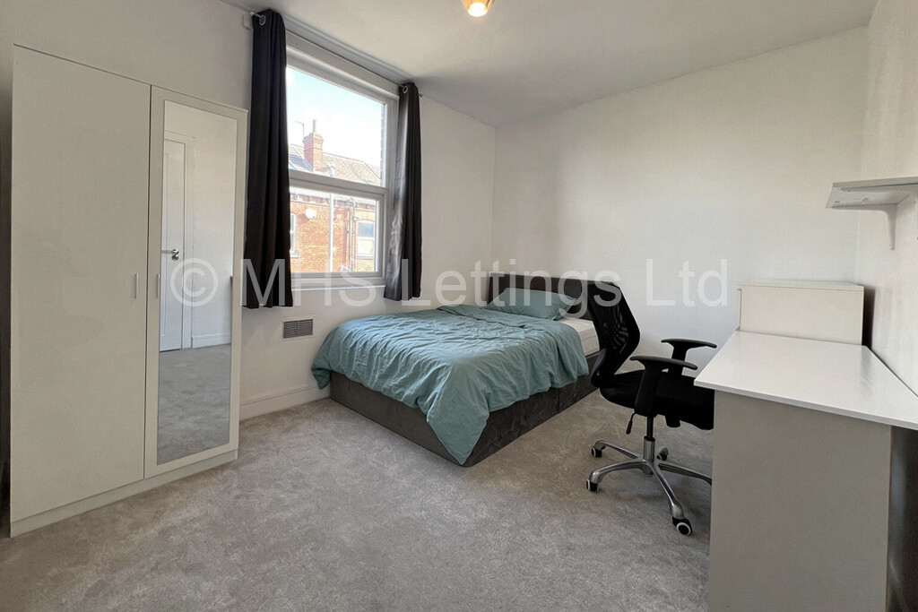 Photo of 5 Bedroom Mid Terraced House in 22 Ashville Avenue, Leeds, LS6 1LX