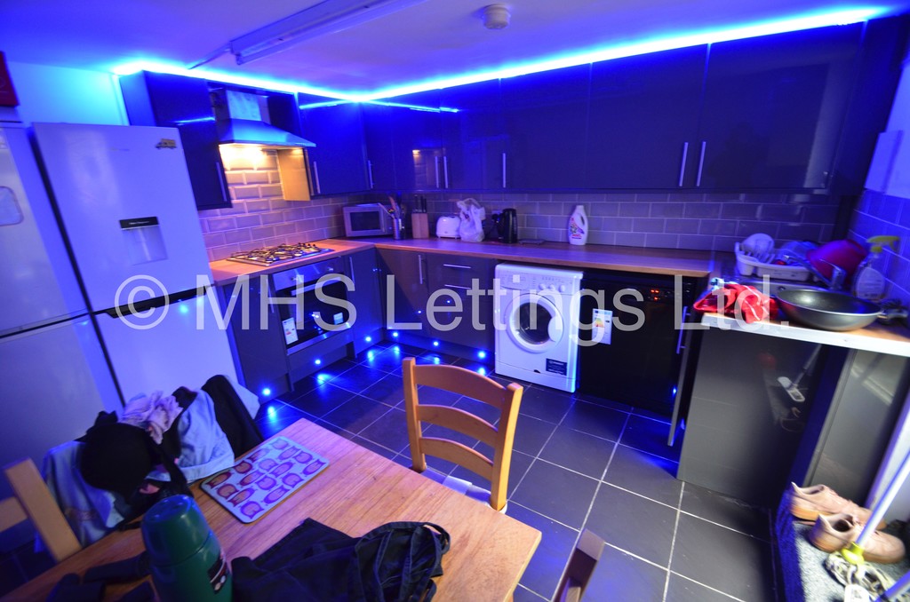 Photo of 6 Bedroom Mid Terraced House in Double Room, 14 Ashville Avenue, Leeds, LS6 1LX