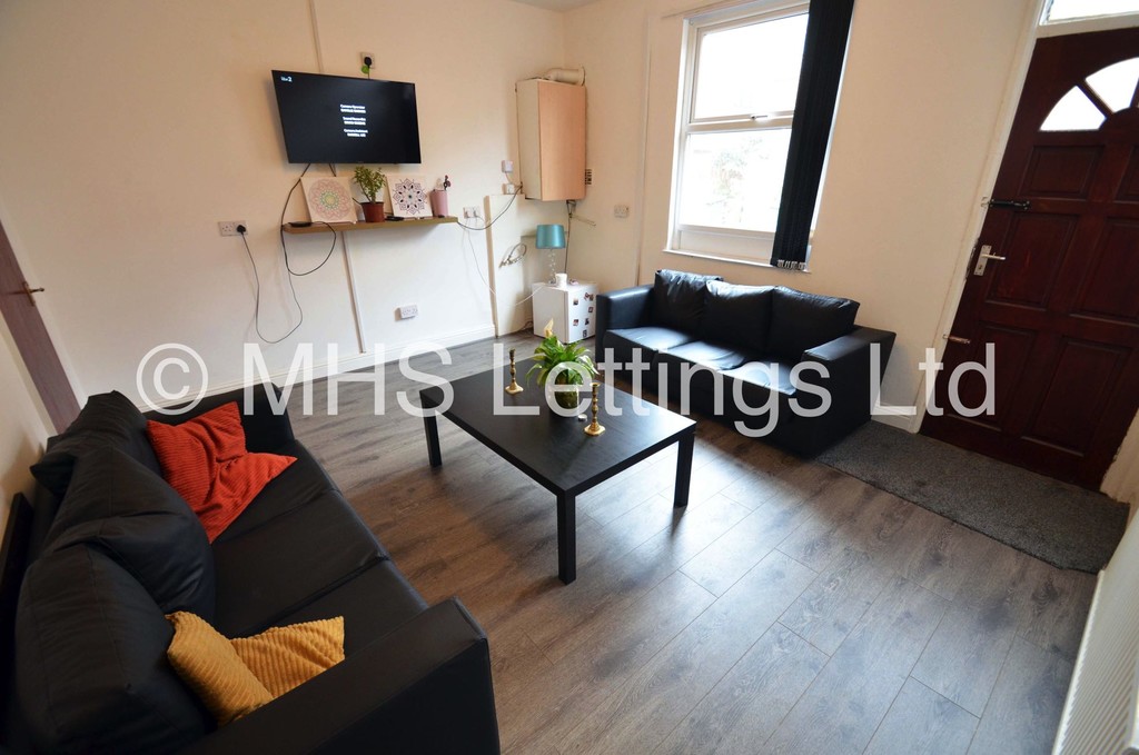 Photo of 6 Bedroom Mid Terraced House in Double Room, 14 Ashville Avenue, Leeds, LS6 1LX