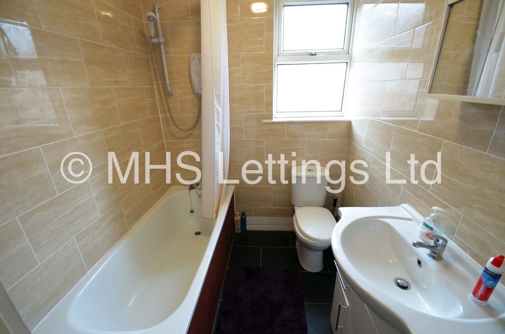 Photo of 6 Bedroom Mid Terraced House in Double Room, 14 Ashville Avenue, Leeds, LS6 1LX