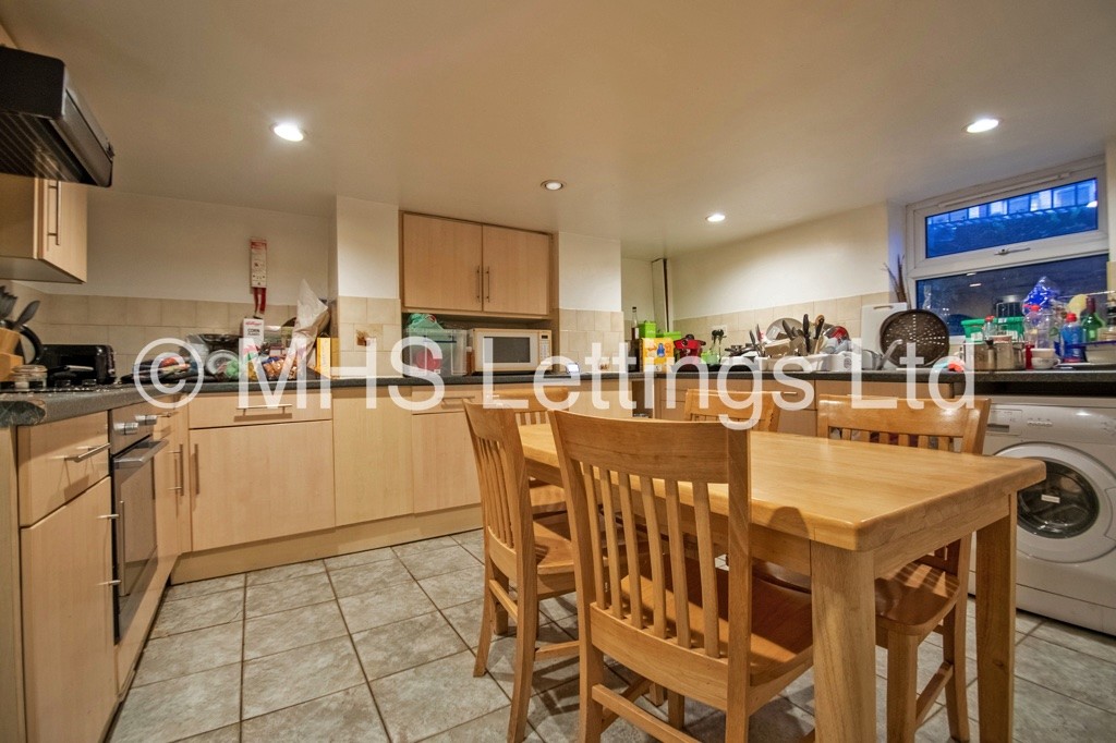 Photo of 5 Bedroom End Terraced House in 1 Quarry Place, Leeds, LS6 2JT