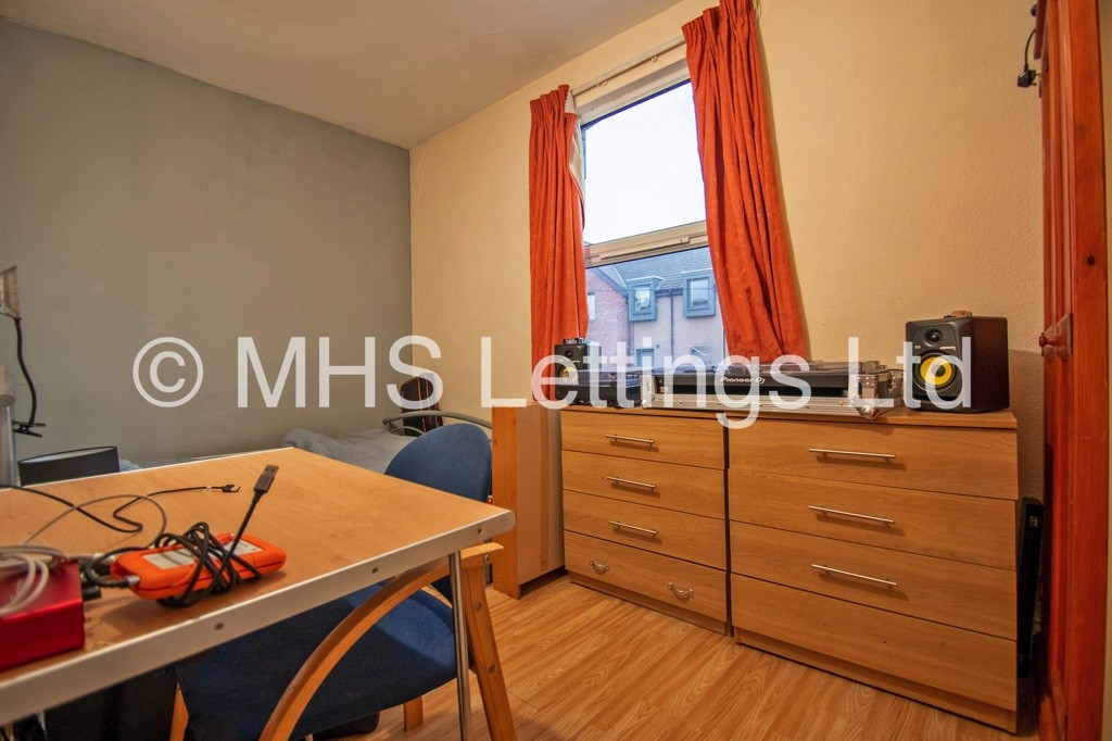 Photo of 5 Bedroom End Terraced House in 1 Quarry Place, Leeds, LS6 2JT