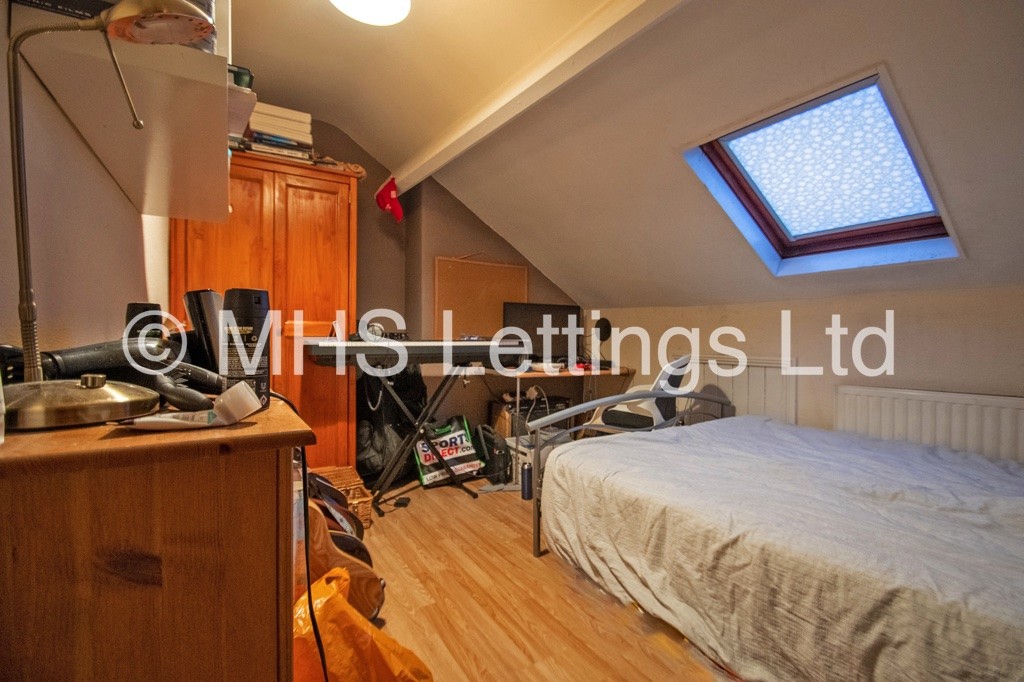 Photo of 5 Bedroom End Terraced House in 1 Quarry Place, Leeds, LS6 2JT