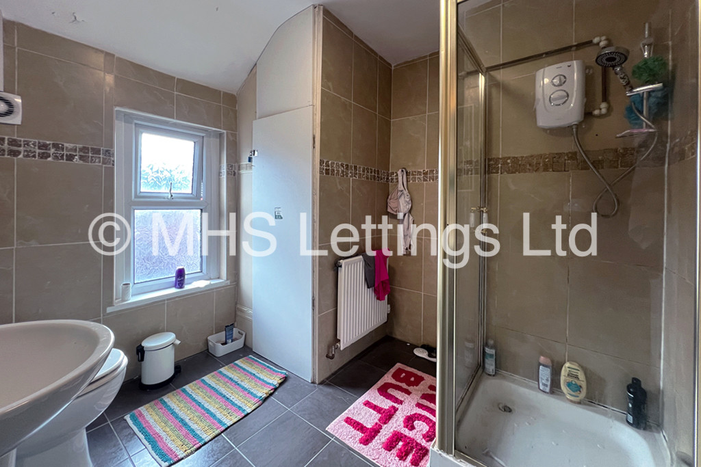 Photo of 7 Bedroom Mid Terraced House in 14 Brudenell Avenue, Leeds, LS6 1HD