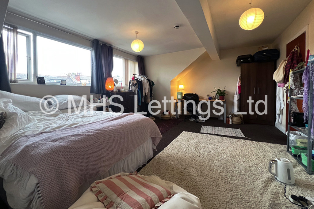 Photo of 7 Bedroom Mid Terraced House in 14 Brudenell Avenue, Leeds, LS6 1HD