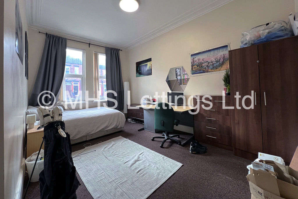 Photo of 7 Bedroom Mid Terraced House in 14 Brudenell Avenue, Leeds, LS6 1HD