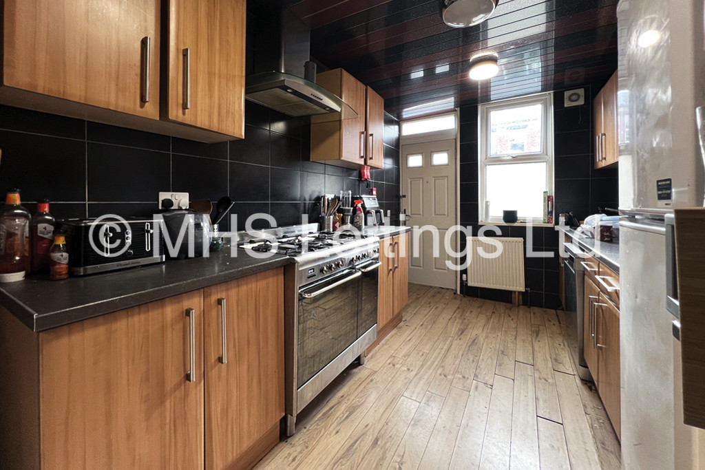 Photo of 7 Bedroom Mid Terraced House in 14 Brudenell Avenue, Leeds, LS6 1HD