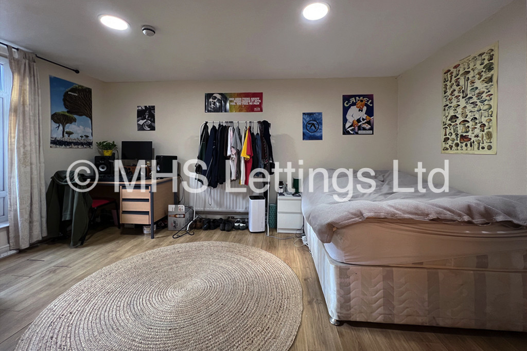 Photo of 7 Bedroom Mid Terraced House in 14 Brudenell Avenue, Leeds, LS6 1HD