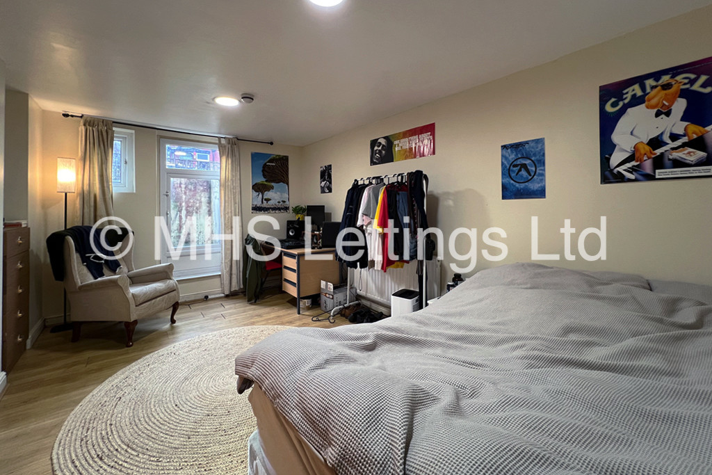 Photo of 7 Bedroom Mid Terraced House in 14 Brudenell Avenue, Leeds, LS6 1HD