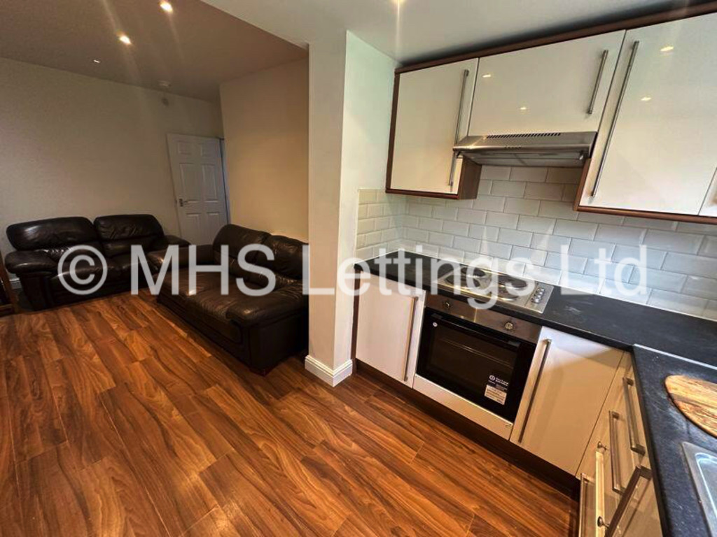 Photo of 6 Bedroom Mid Terraced House in 9 Ash Gardens, Leeds, LS6 3LD