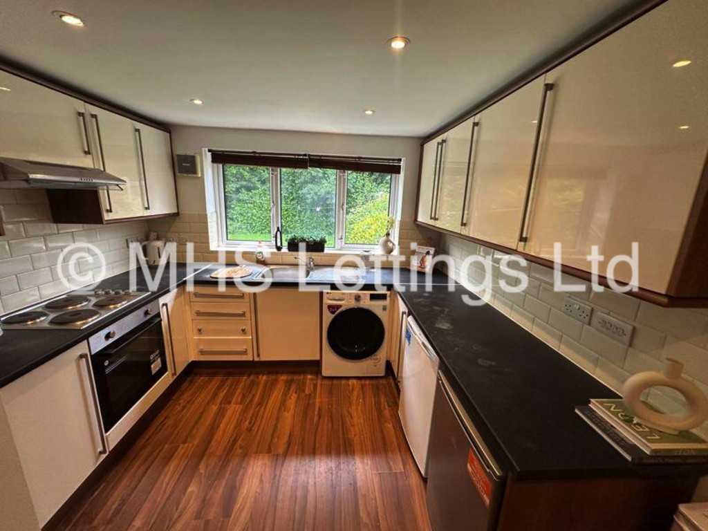 Photo of 6 Bedroom Mid Terraced House in 9 Ash Gardens, Leeds, LS6 3LD