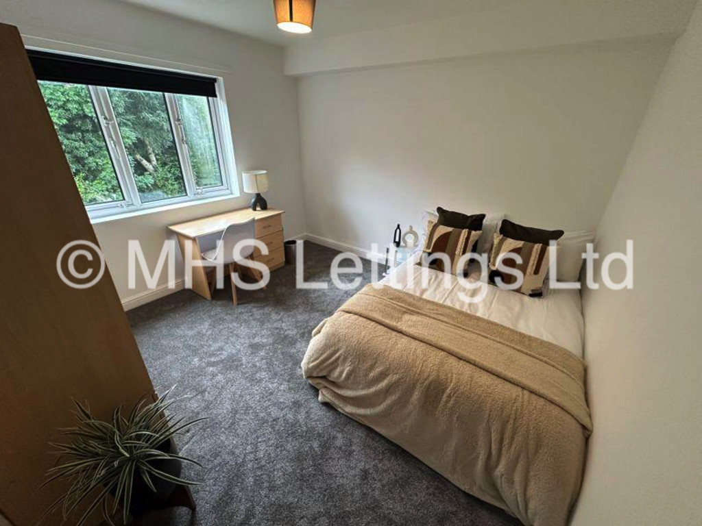 Photo of 6 Bedroom Mid Terraced House in 9 Ash Gardens, Leeds, LS6 3LD