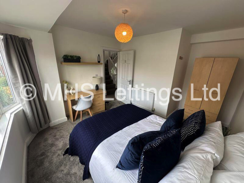 Photo of 6 Bedroom Mid Terraced House in 9 Ash Gardens, Leeds, LS6 3LD
