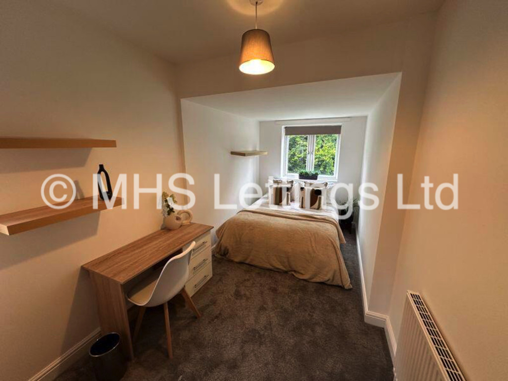 Photo of 6 Bedroom Mid Terraced House in 9 Ash Gardens, Leeds, LS6 3LD