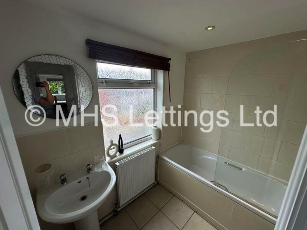 Photo of 6 Bedroom Mid Terraced House in 9 Ash Gardens, Leeds, LS6 3LD