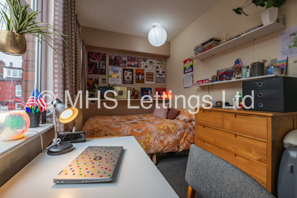 Photo of 4 Bedroom Mid Terraced House in 55 Thornville Road, Leeds, LS6 1JY