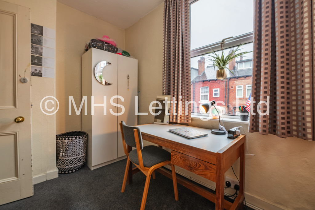 Photo of 4 Bedroom Mid Terraced House in 55 Thornville Road, Leeds, LS6 1JY