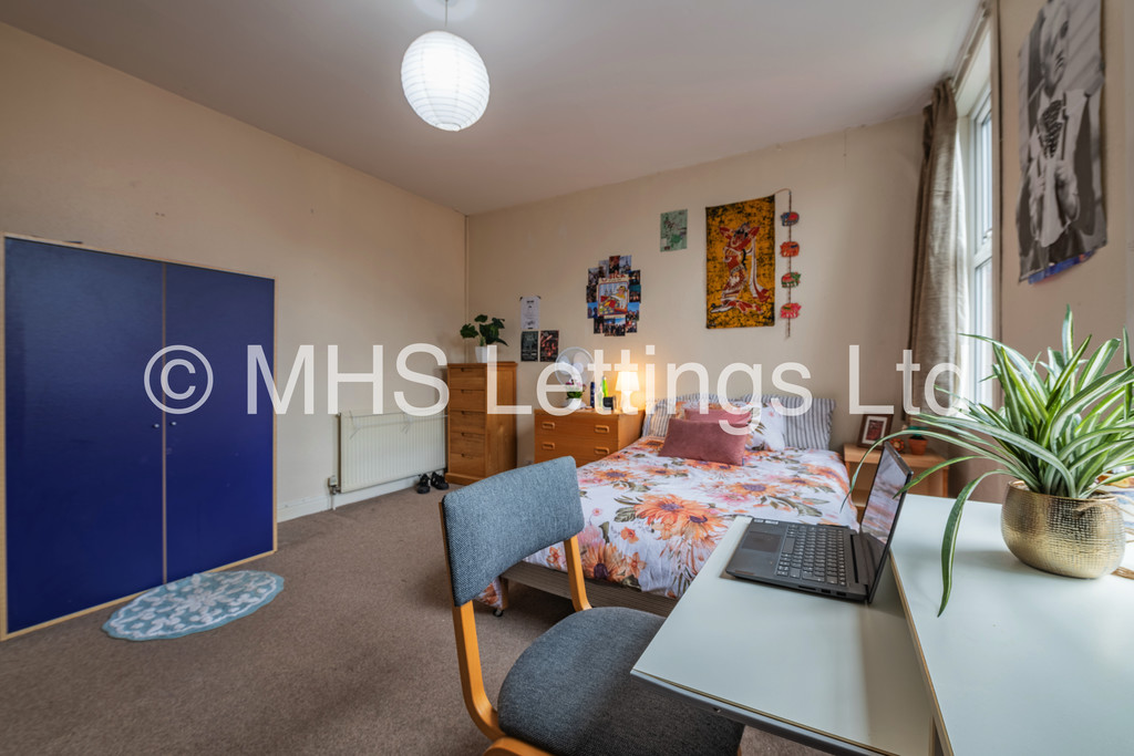 Photo of 4 Bedroom Mid Terraced House in 55 Thornville Road, Leeds, LS6 1JY