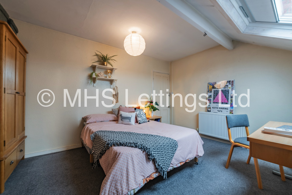 Photo of 4 Bedroom Mid Terraced House in 55 Thornville Road, Leeds, LS6 1JY