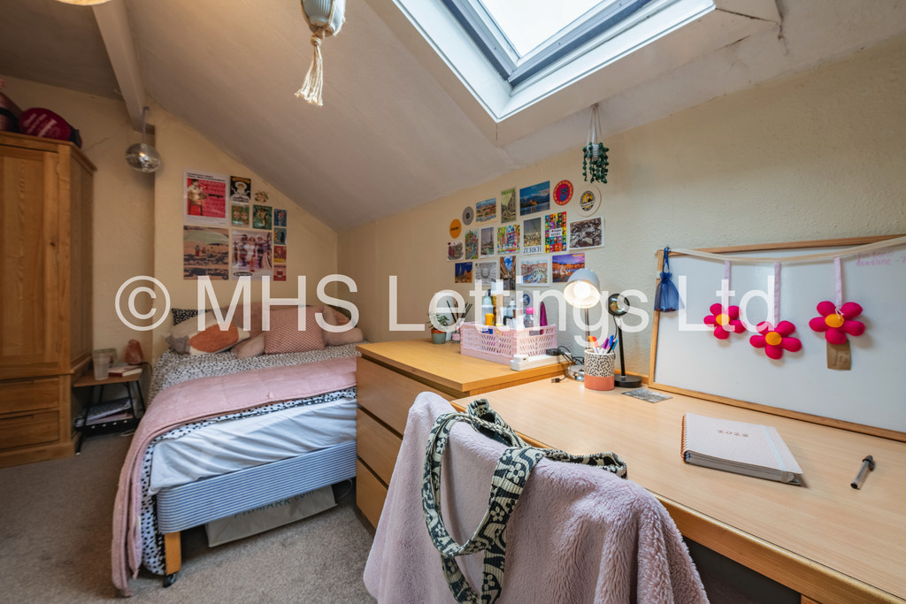 Photo of 4 Bedroom Mid Terraced House in 55 Thornville Road, Leeds, LS6 1JY
