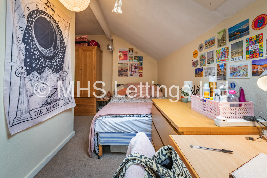 Photo of 4 Bedroom Mid Terraced House in 55 Thornville Road, Leeds, LS6 1JY