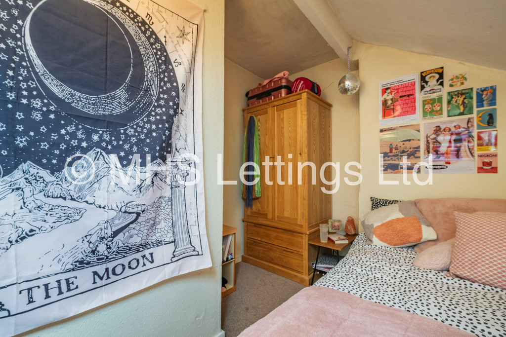 Photo of 4 Bedroom Mid Terraced House in 55 Thornville Road, Leeds, LS6 1JY