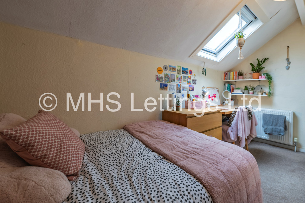 Photo of 4 Bedroom Mid Terraced House in 55 Thornville Road, Leeds, LS6 1JY