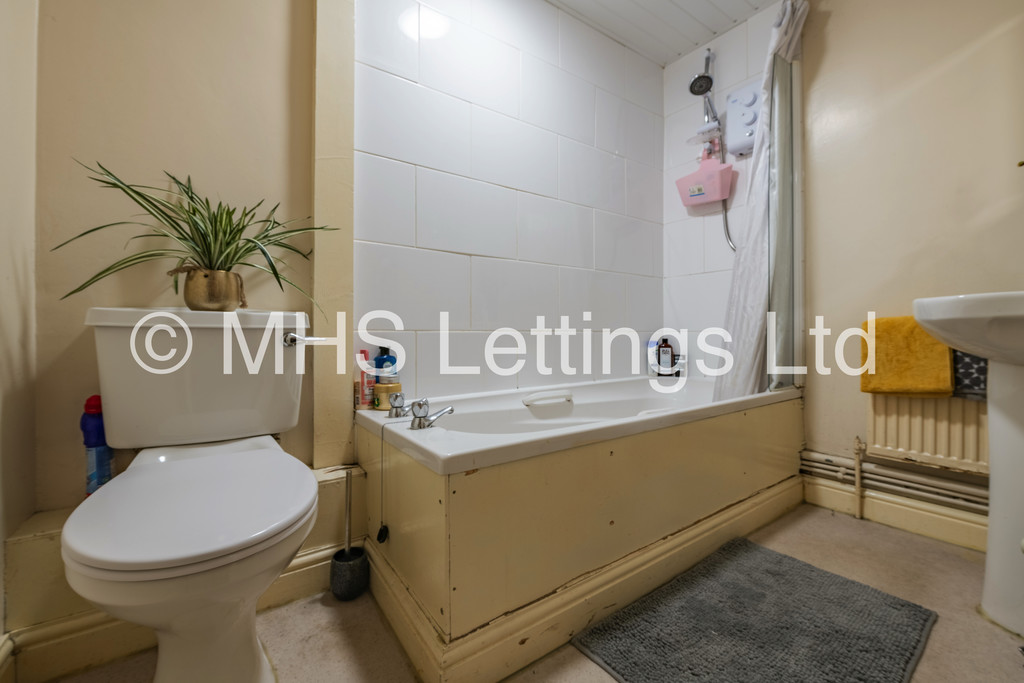 Photo of 4 Bedroom Mid Terraced House in 55 Thornville Road, Leeds, LS6 1JY