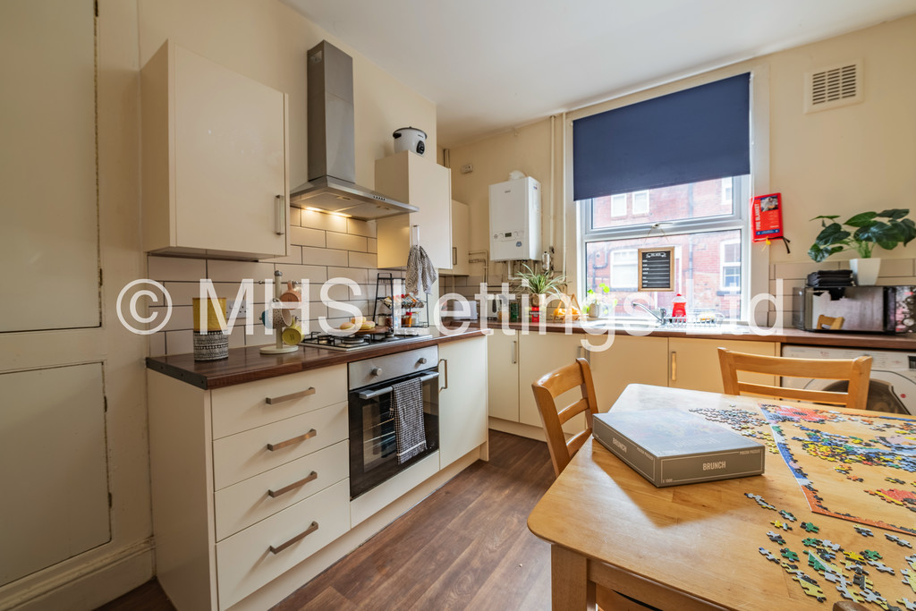 Photo of 4 Bedroom Mid Terraced House in 55 Thornville Road, Leeds, LS6 1JY