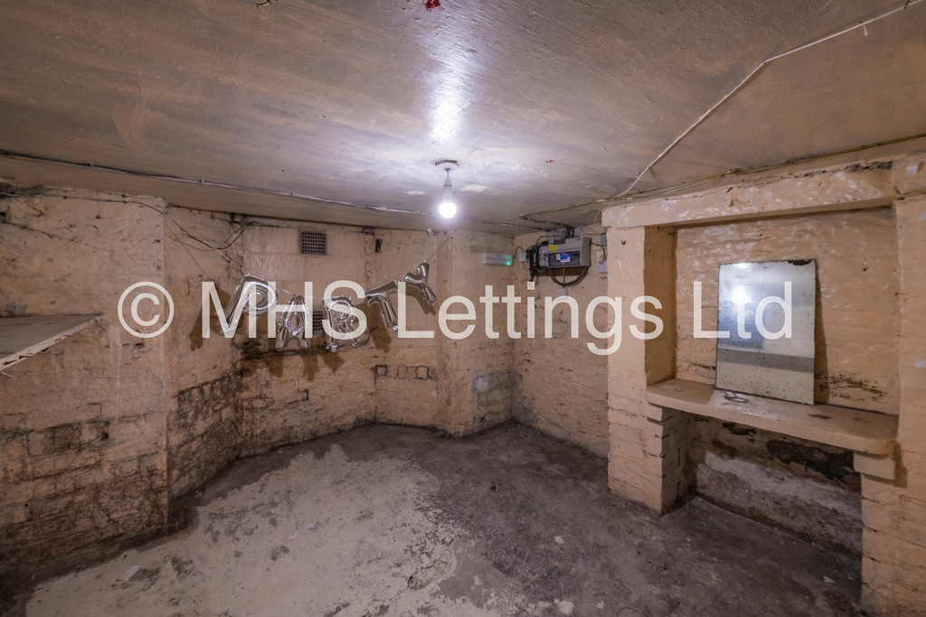 Photo of 4 Bedroom Mid Terraced House in 55 Thornville Road, Leeds, LS6 1JY