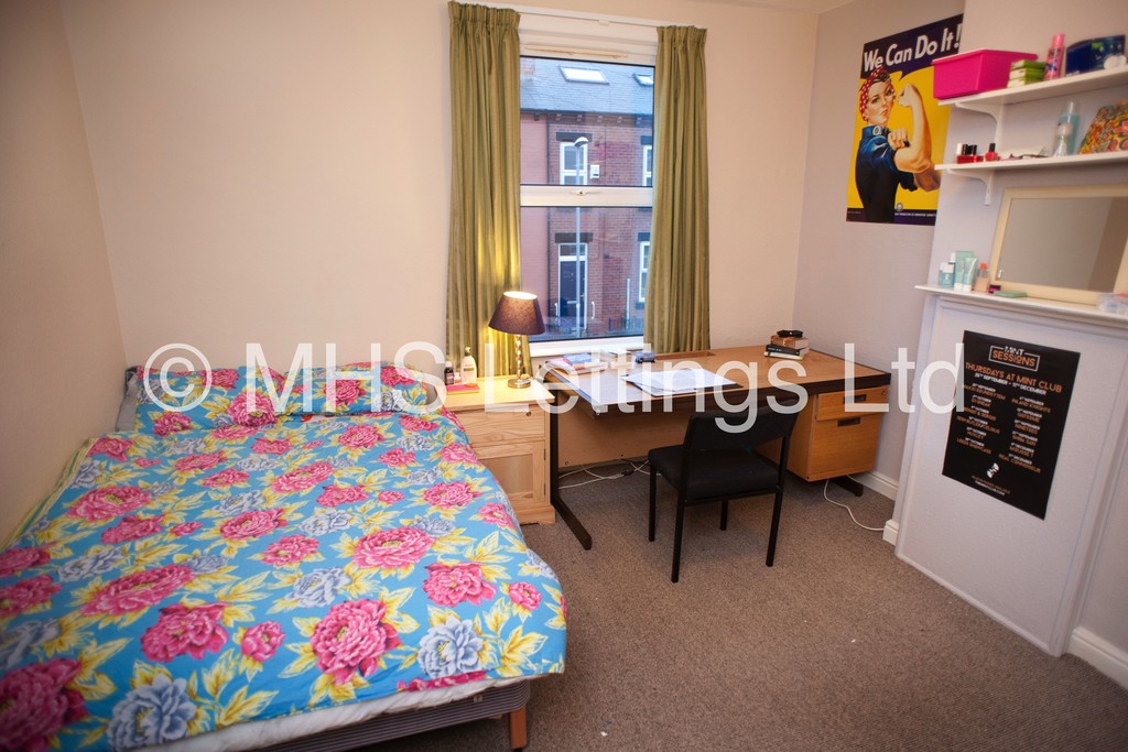 Photo of 3 Bedroom Mid Terraced House in 4 Carberry Place, Leeds, LS6 1QJ