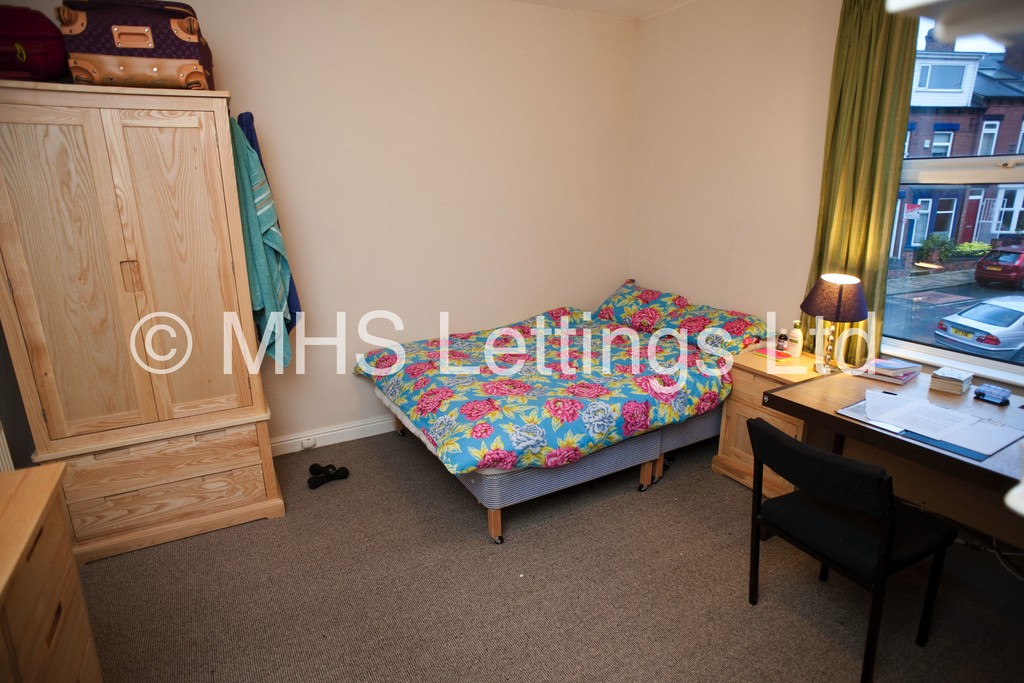 Photo of 3 Bedroom Mid Terraced House in 4 Carberry Place, Leeds, LS6 1QJ