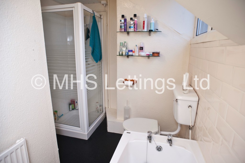Photo of 3 Bedroom Mid Terraced House in 4 Carberry Place, Leeds, LS6 1QJ