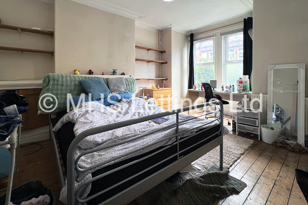 Photo of 3 Bedroom Mid Terraced House in 12 Pearson Terrace, Leeds, LS6 1HZ