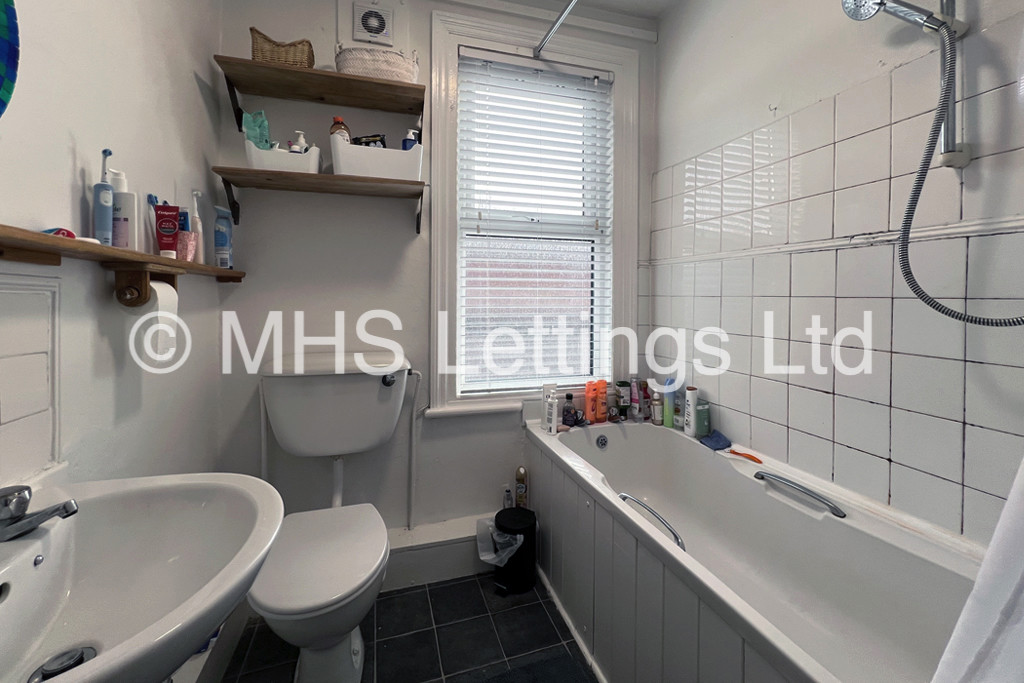 Photo of 3 Bedroom Mid Terraced House in 12 Pearson Terrace, Leeds, LS6 1HZ