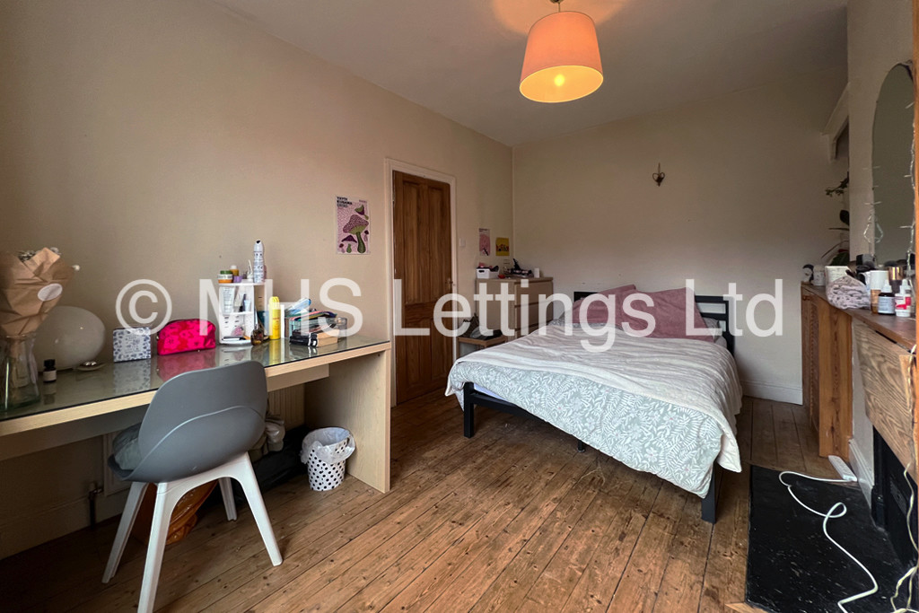 Photo of 3 Bedroom Mid Terraced House in 12 Pearson Terrace, Leeds, LS6 1HZ