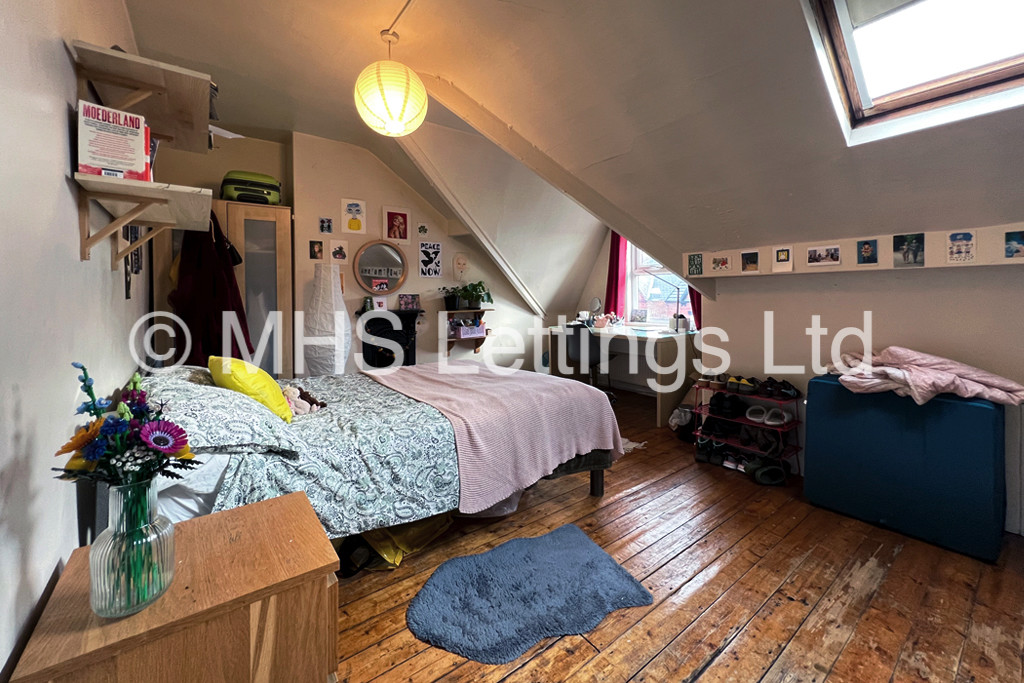 Photo of 3 Bedroom Mid Terraced House in 12 Pearson Terrace, Leeds, LS6 1HZ