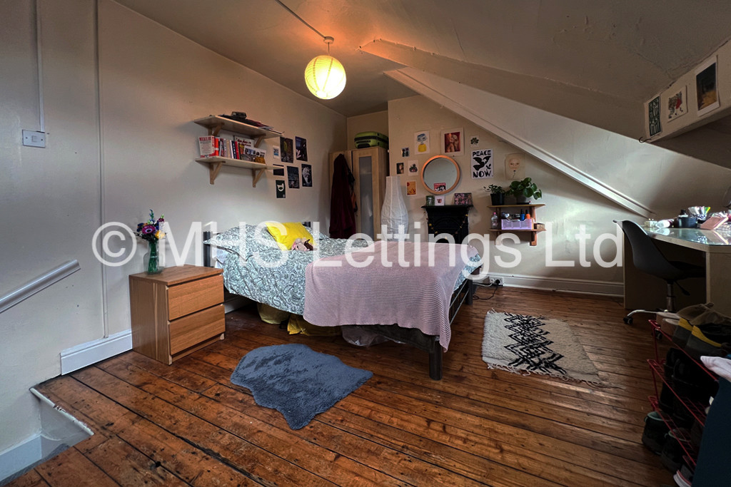 Photo of 3 Bedroom Mid Terraced House in 12 Pearson Terrace, Leeds, LS6 1HZ